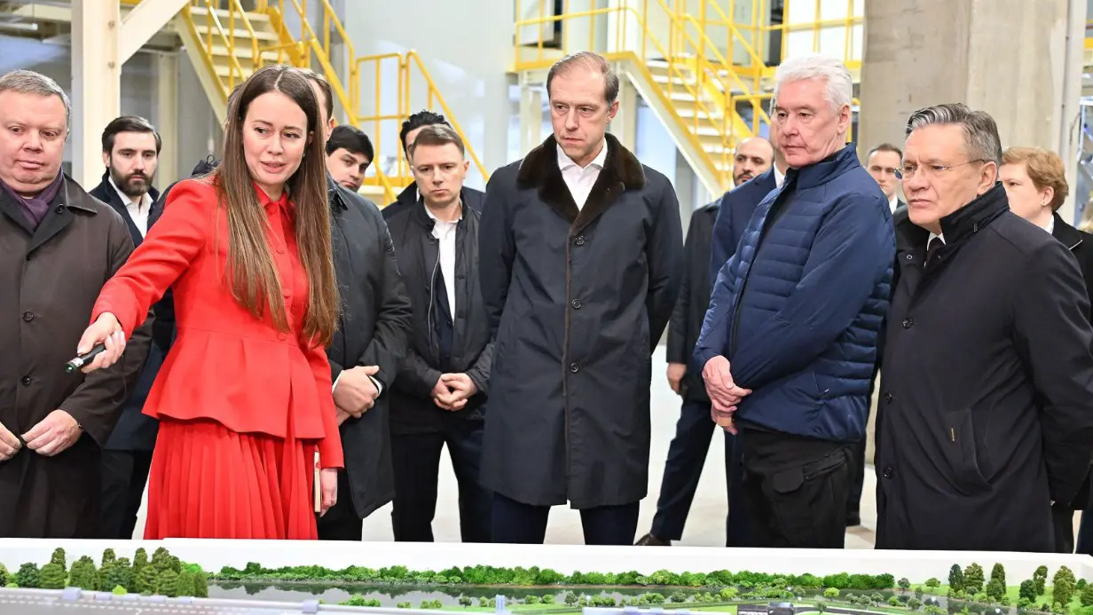 Первый заместитель председателя Правительства РФ Денис Мантуров и мэр Москвы Сергей Собянин оценили ход строительства гигафабрик в столице