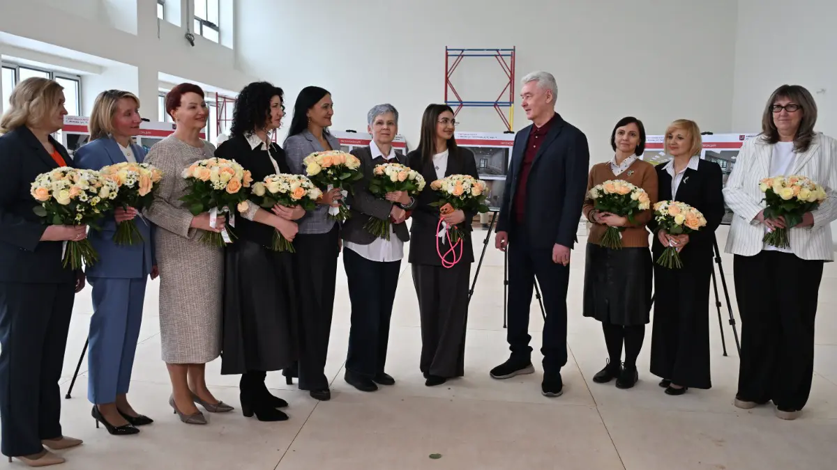 Мэр Москвы Сергей Собянин оценил, как идет реконструкция школы № 1619 в районе Строгино, рассказал о развитии района в целом и поздравил женскую часть педагогического состава учебного заведения с наступающим Международным женским