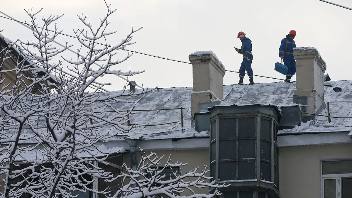 Двухлетняя девочка погибла из-за схода снега с крыши в Перми