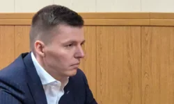 Артем Чекалин получает поддержку от семьи и адвокатов после приговора artem chekalin poluchaet podderzhku ot semi i advokatov posle prigovora-fabrec-ru-0