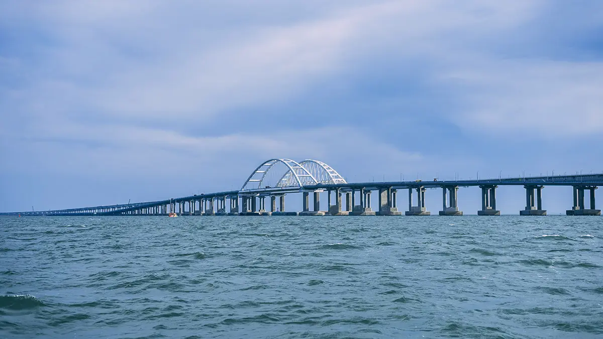 Очередь из четырех тысяч машин образовалась на Крымском мосту утром 30 апреля