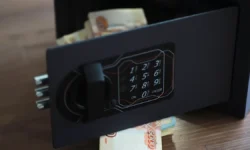 moskva student pohitil sejf s millionami rublej-fabrec-ru-0