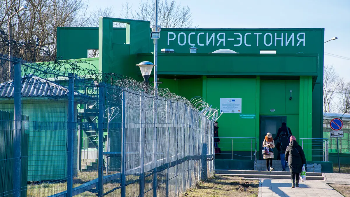 Shot: На КПП со стороны Эстонии выстроилась очередь на въезд в Россию