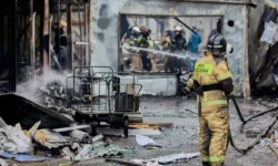 МЧС ликвидирует пожар на территории Спортивного рынка Владивостока mchs likvidiruet pozhar na territorii sportivnogo rynka vladivostoka-fabrec-ru-0