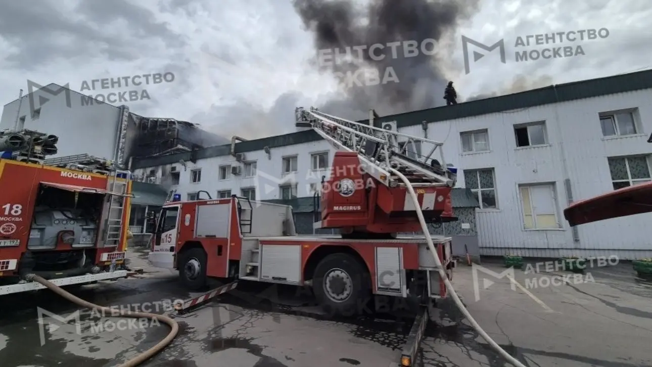 Площадь пожара в хостеле на востоке Москвы возросла в полтора раза