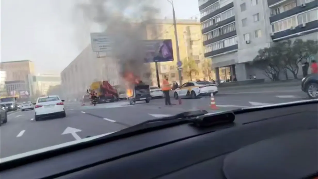 Пожар произошел посреди дороги на Бутырской улице в Москве