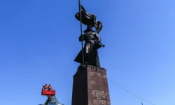 Памятник Борцам за власть Советов во Владивостоке сияет обновлённым pamyatnik borczam za vlast sovetov vo vladivostoke siyaet obnovlyonnym-fabrec-ru-0