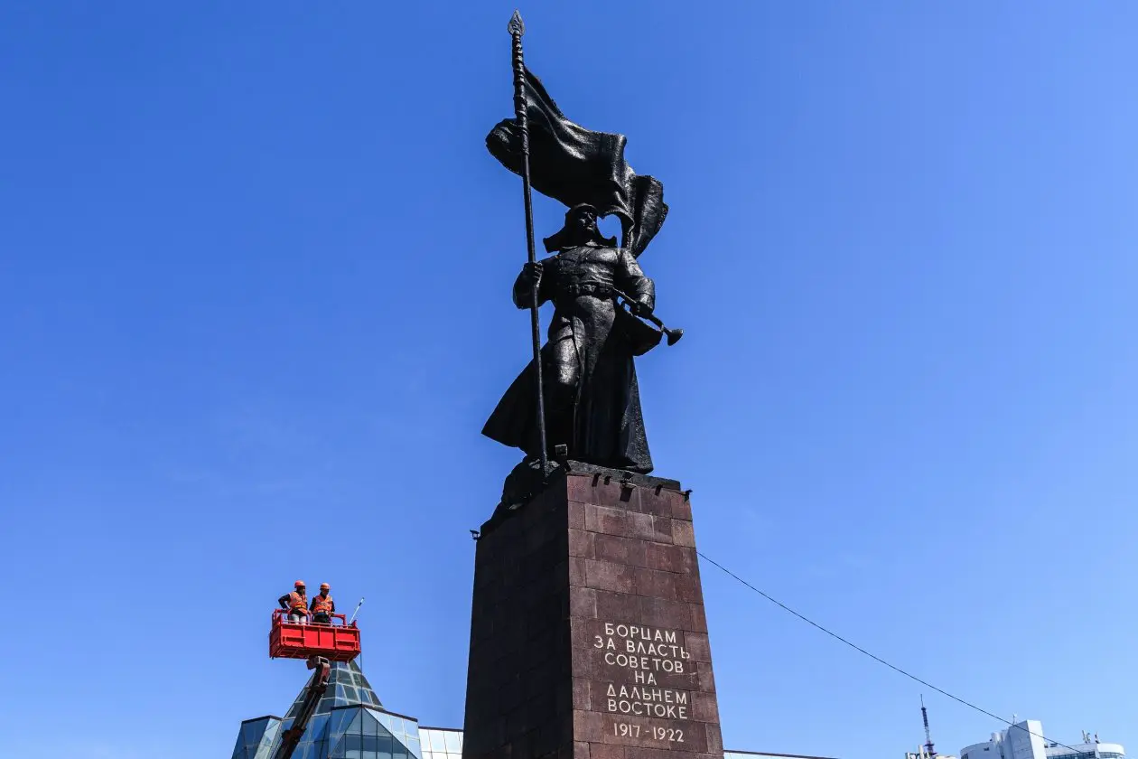 Традиционная помывка памятников продолжилась на центральной площади Владивостока Евгений Кулешов, ИА Prima Media