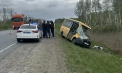 Виталий Хоценко поддержал семьи в Омской области с школьным автобусом vitalij hoczenko podderzhal semi v omskoj oblasti s shkolnym avtobusom-fabrec-ru-0