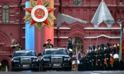 vladimir putin otmechaet istoricheskuyu datu na parade pobedy-fabrec-ru-0