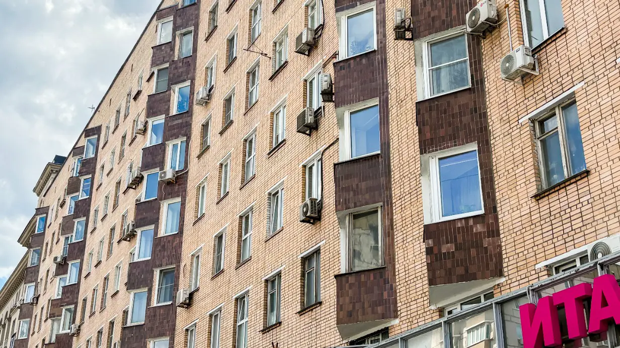 В трех жилых домах в центре столицы произведут замену лифтового оборудования