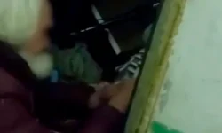ufimskij pensioner zhivyot v podezde ego kvartira polna musora-fabrec-ru-0