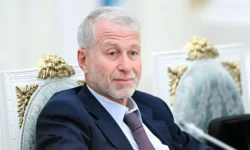 Зеленский о возможном участии Абрамовича и интригах Путина с Трампом zelenskij o vozmozhnom uchastii abramovicha i intrigah putina s trampom-fabrec-ru-0