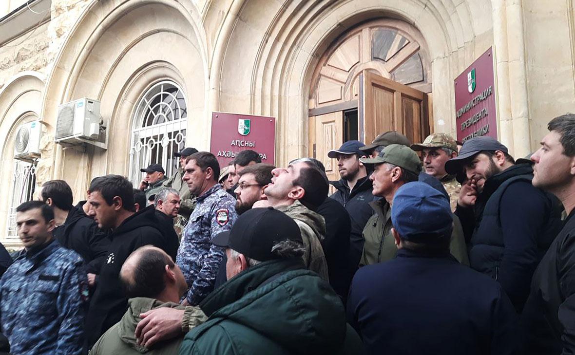 <p>Протестующие у здания администрации президента в Сухуме</p> (Анжела Кучуберия / ТАСС)