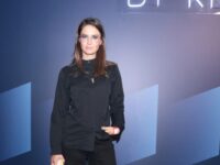 Агата Муцениеце и ее дети Тимофей с Мией радуются новому питомцу Кефир agata muczeniecze i ee deti timofej s miej raduyutsya novomu pitomczu kefir-lavi-su-173633547500-0