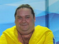 Александр Морозов и батюшка Михаил - как звезда 'Кривого зеркала' обрел новый путь aleksandr morozov i batyushka mihail kak zvezda krivogo zerkala obrel novyj put-lavi-su-174517671900-0