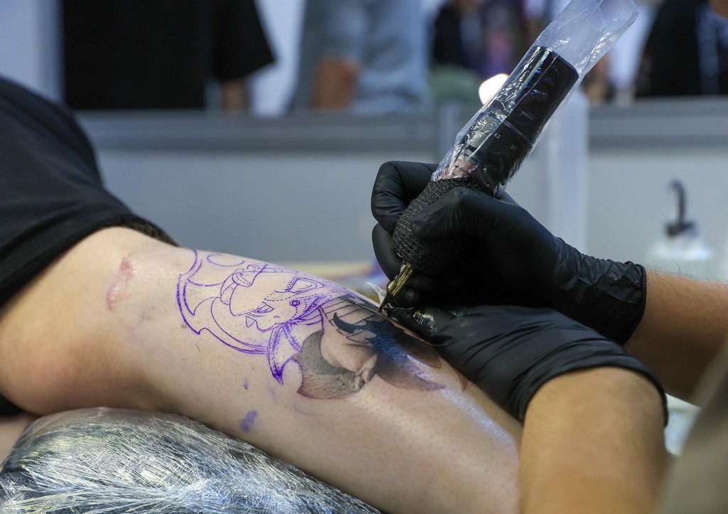 Названа неизлечимая инфекция, которой можно заразиться в тату-салоне