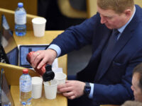 aleksej kanaev i edinaya rossiya obsuzhdayut regulirovanie prodazhi alkogolya-lavi-su-173870836500-0