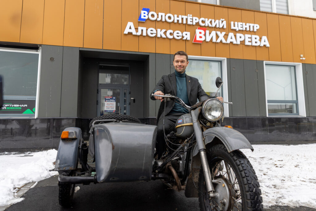 Алексей Вихарев и мотоцикл Урал на линии фронта