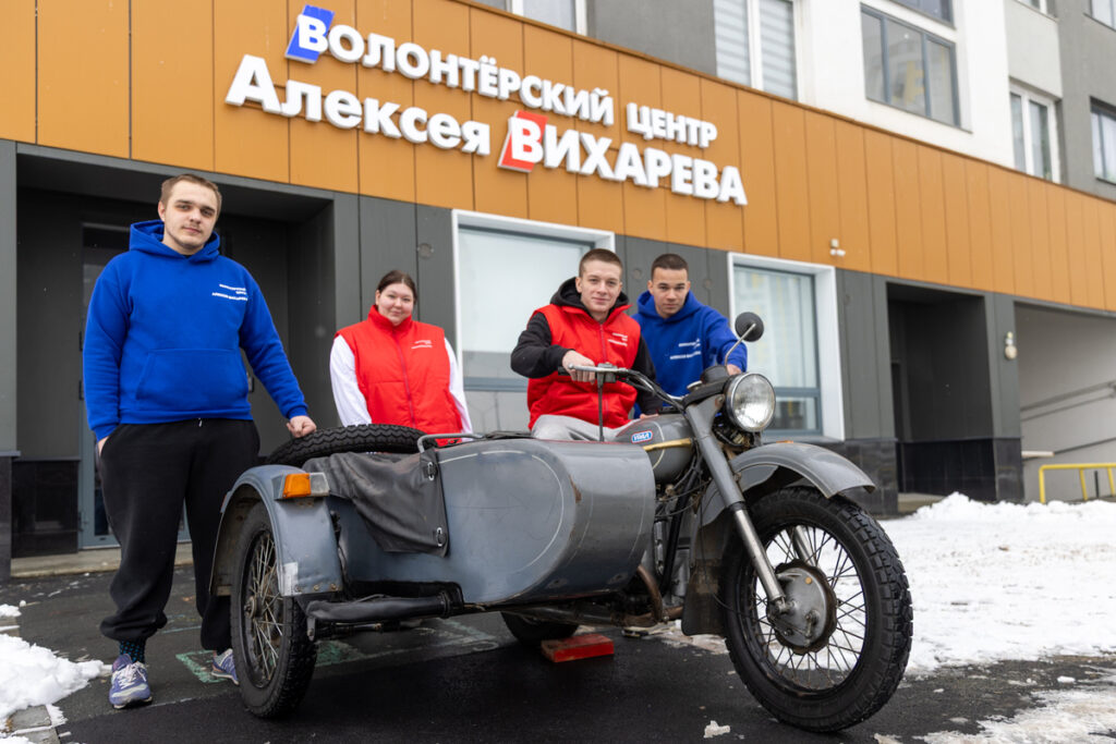 Алексей Вихарев и мотоцикл Урал на линии фронта