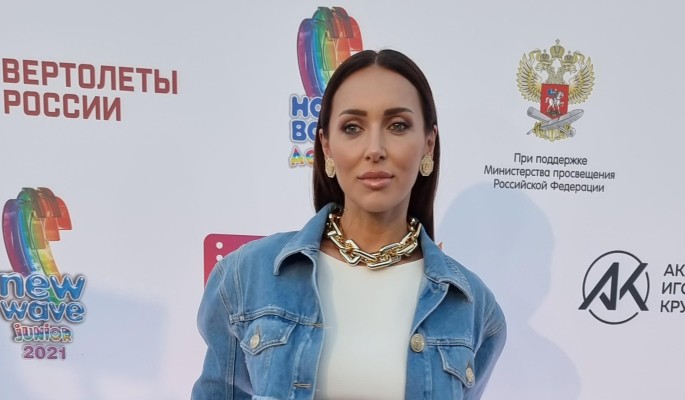 Счастливую Алсу заметили полураздетой на балконе отеля