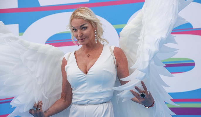 Волочкова заставила даму с лишним весом сесть на шпагат за шоколадку