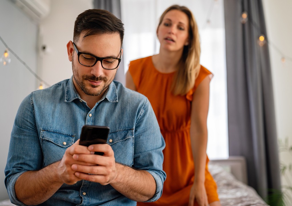 Россияне объяснили, как лучше всего поступать с изменщиками