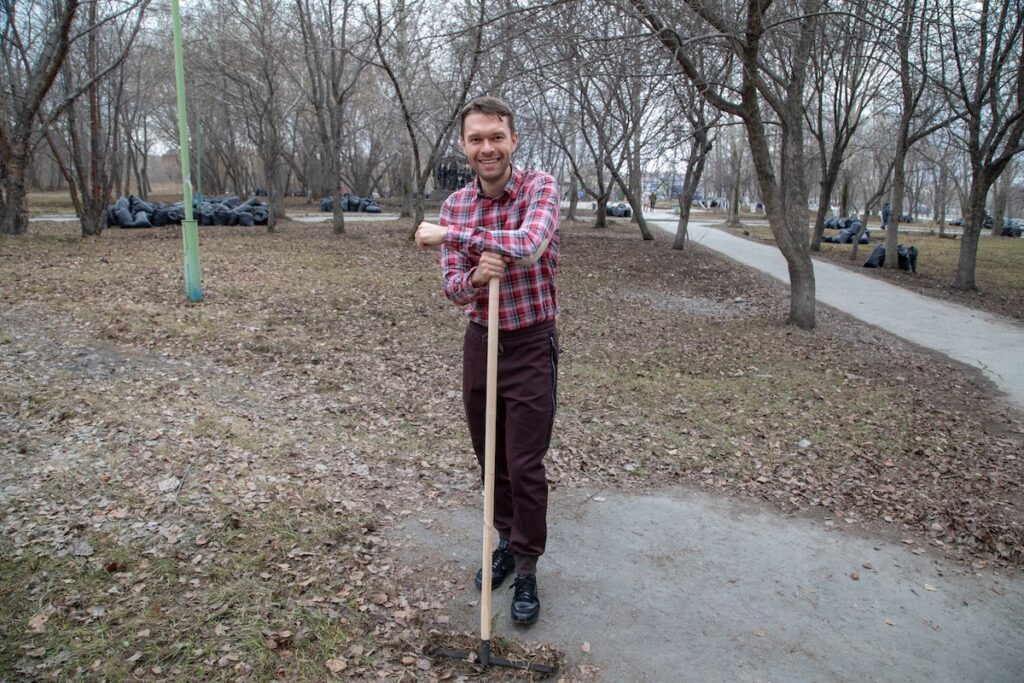 Алексей Вихарев убирает мусор на субботнике в парке Уралмаш
