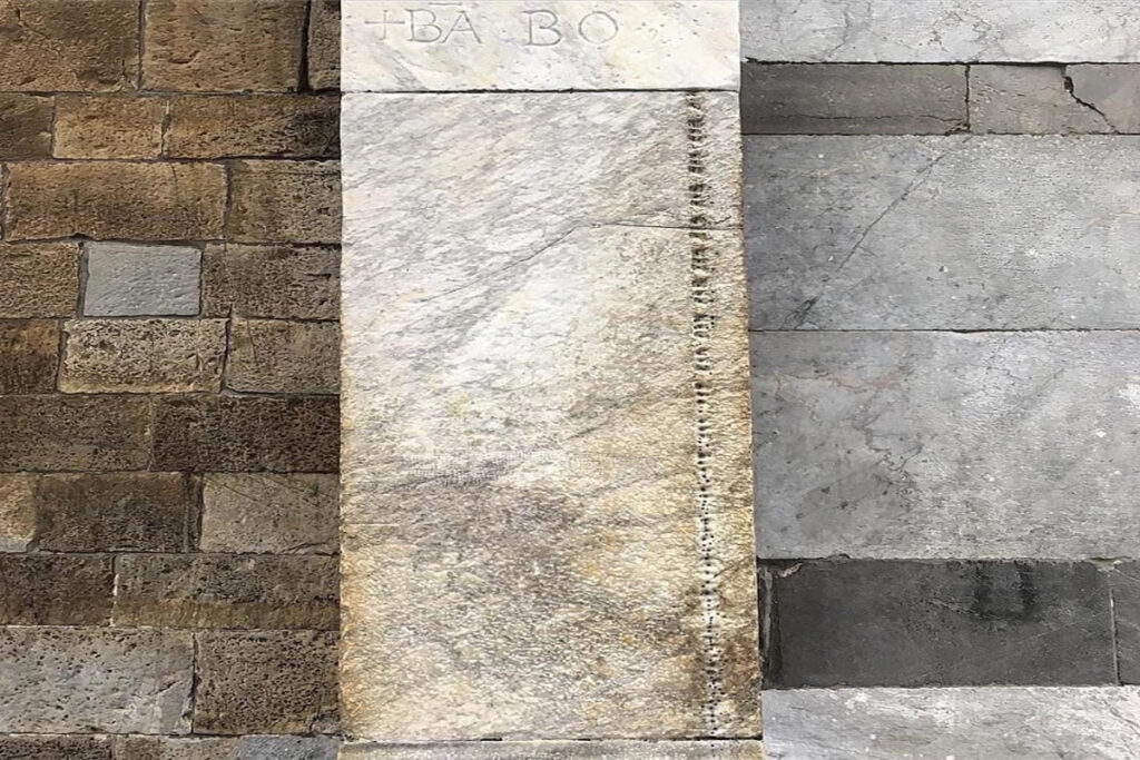 борозды на каменной лестнице