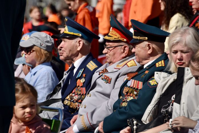 Денис Паслер обеспечивает выплаты ветеранам Свердловской области к 80-летию Великой Победы-0