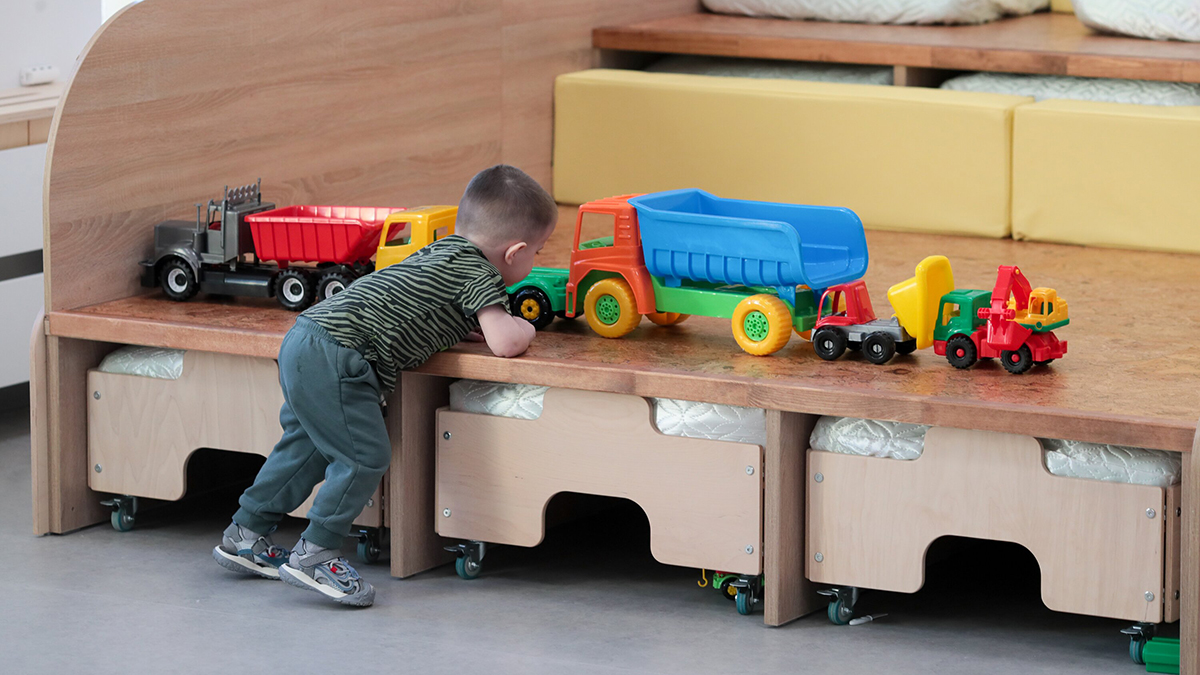 Детсад перекрасили по требованию бойца СВО из-за ассоциации с флагом Украины