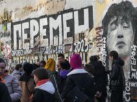 Фанаты Виктора Цоя и группа Кино вдохнули новую жизнь в стену памяти на Арбате fanaty viktora czoya i gruppa kino vdohnuli novuyu zhizn v stenu pamyati na arbate-lavi-su-174452815800-0