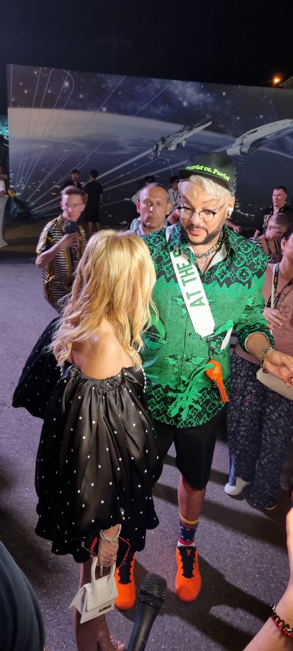 Филипп Киркоров и Яна Рудковская восхищают стилем на Новой волне с аксессуарами Jacquemus-0