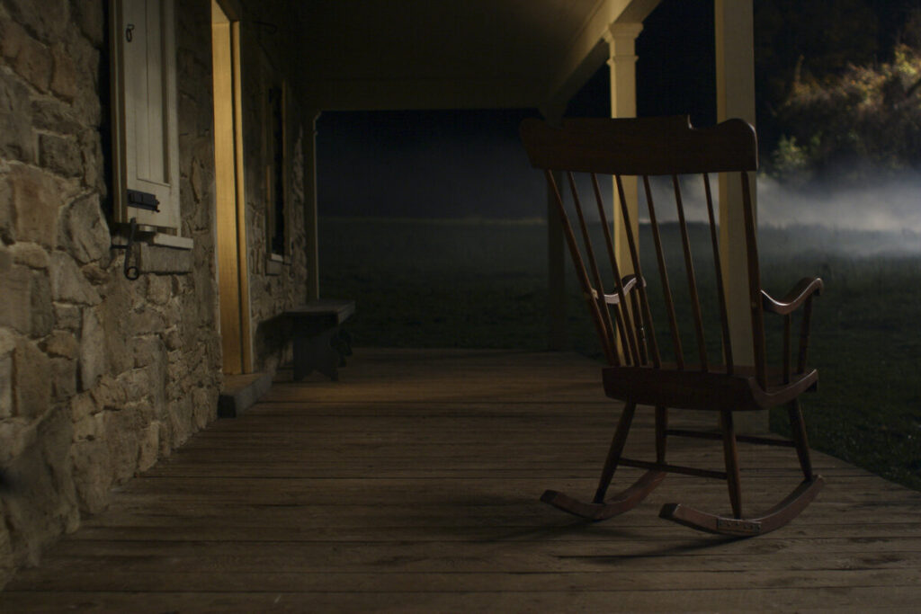 кресло-качалка в темной комнате