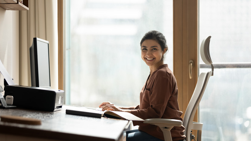 Фитнес-тренер посоветовала организовать эргономичное рабочее место