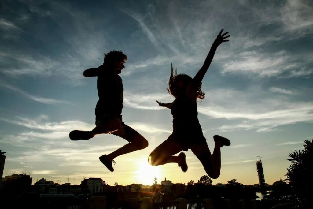 Люди прыгают одновременно