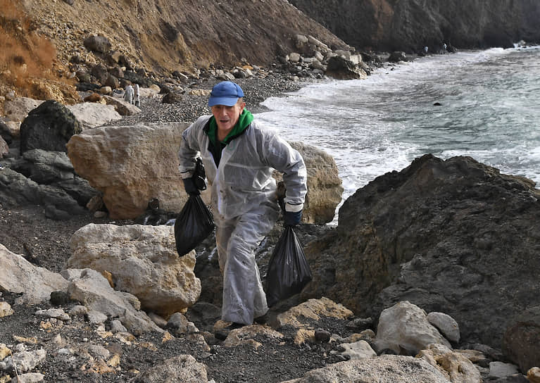 МЧС и Александр Куренков защищают экологию Кубани и Крыма от нефтяного загрязнения-0