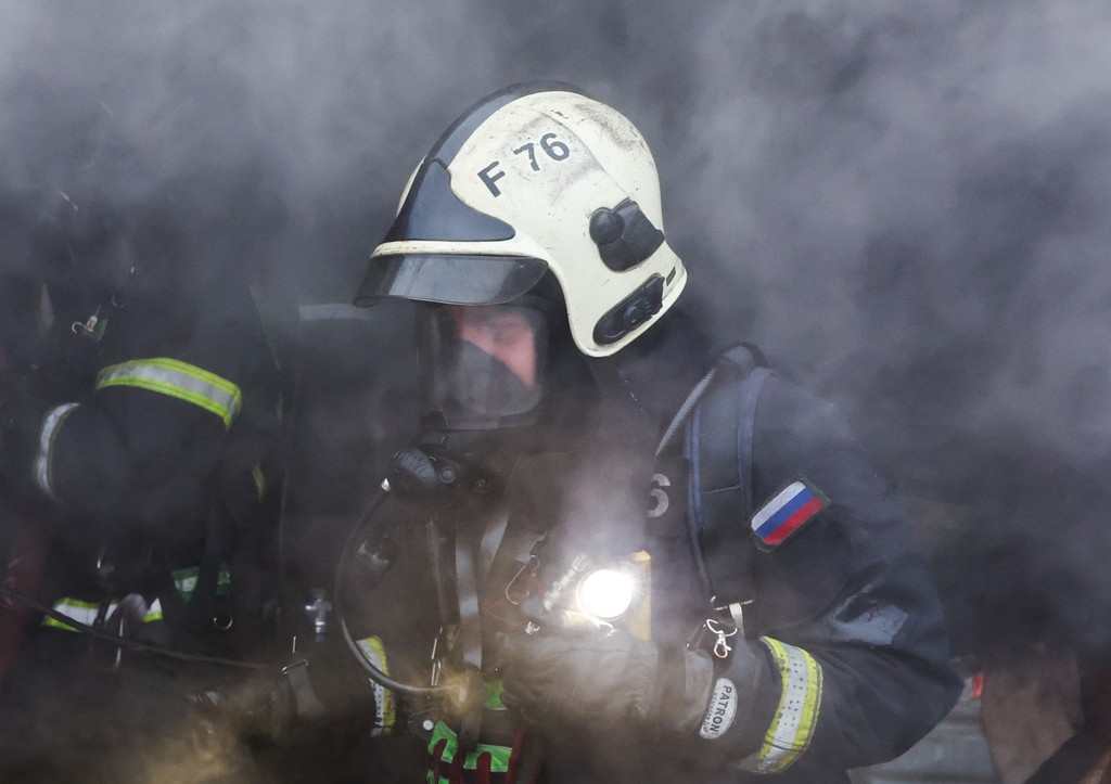 Лесоперерабатывающее предприятие горит в российском городе
