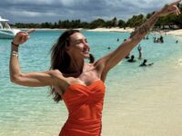 mishel hiton iz   pokorila  sportivnoj formoj v kupalnike-lavi-su-174521045900-0