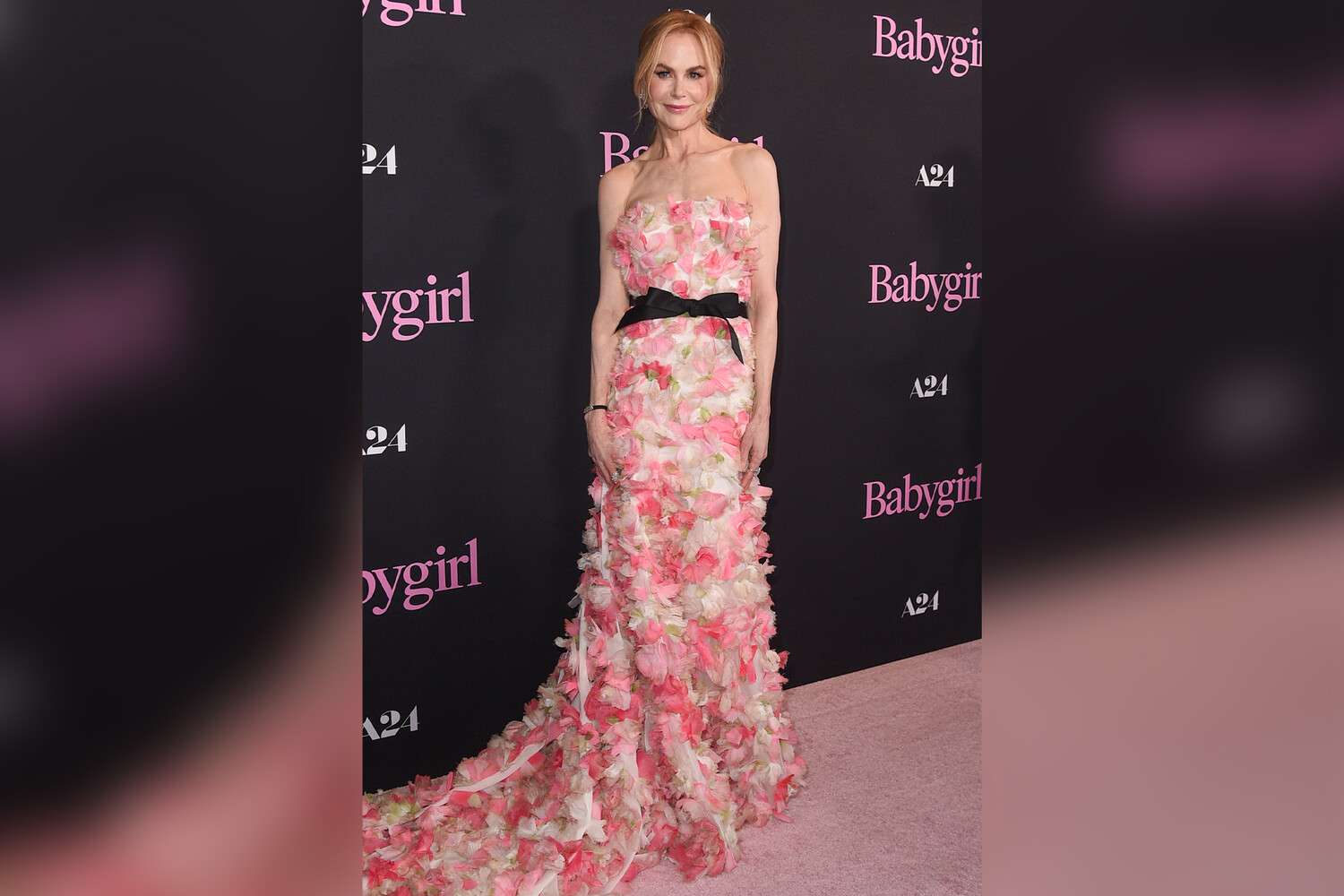 Николь Кидман и Сальма Хайек удивили поклонников на премьере фильма Balenciaga-0