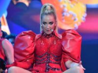 olga buzova i denis zernov yarkie momenty na hokkejnoj arene-lavi-su-174130765500-0