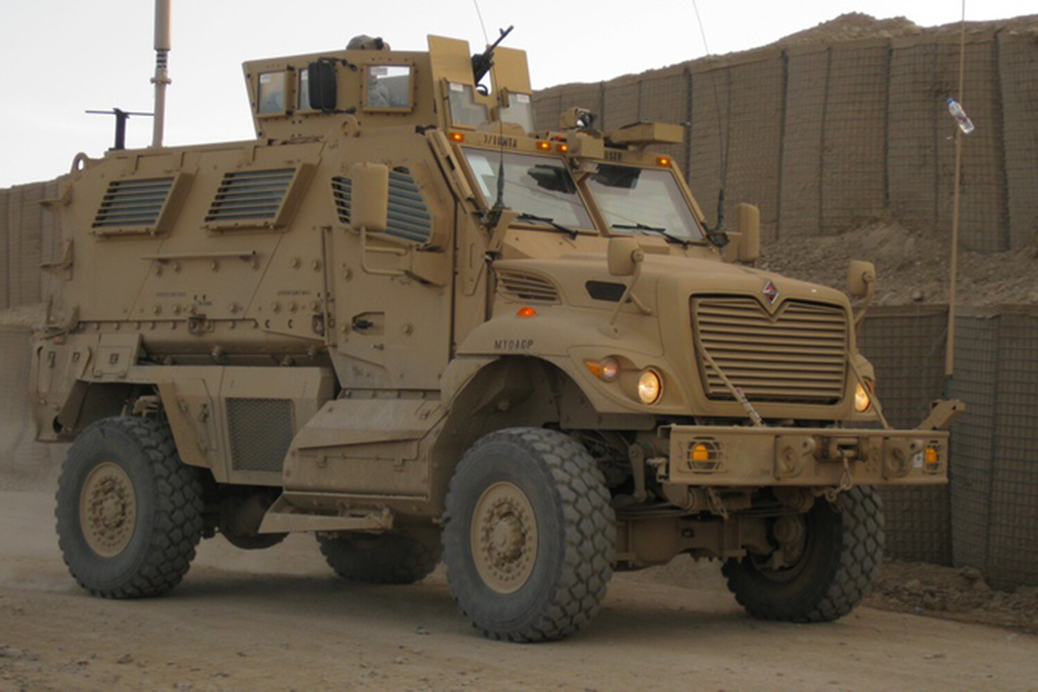 Российские военные эвакуировали бронетранспортер MaxxPro в ходе боя под Авдеевкой-0