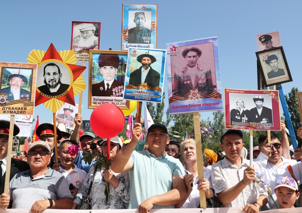 Участники акции «Бессмертный полк» в Бишкеке