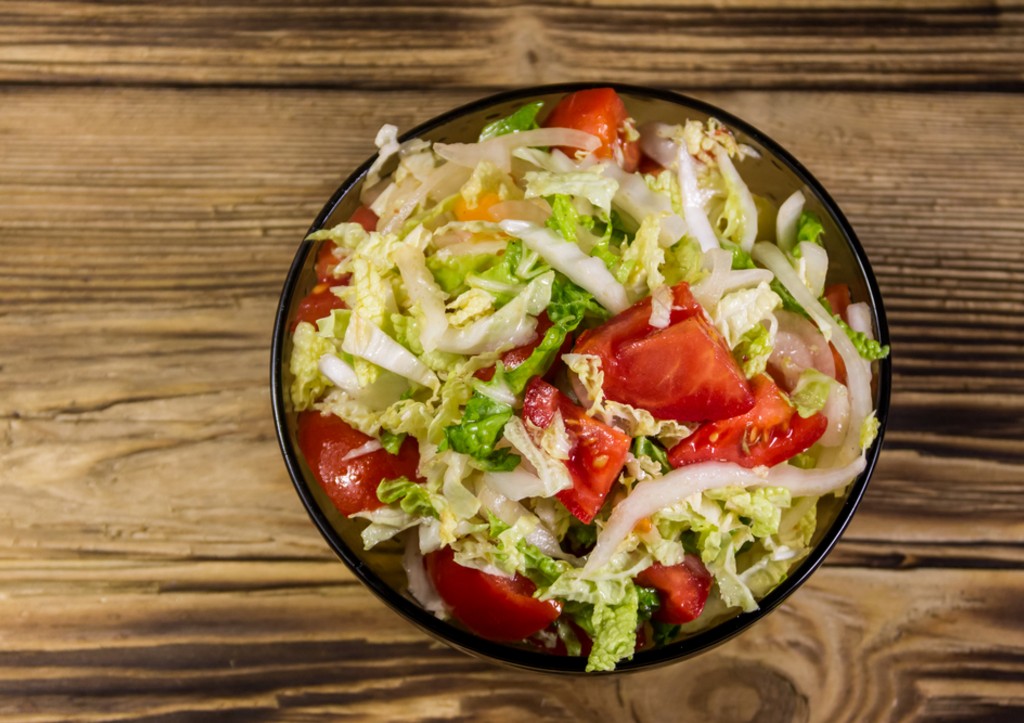 Не знаете, что приготовить к шашлыку? Вот 3 идеальных салата