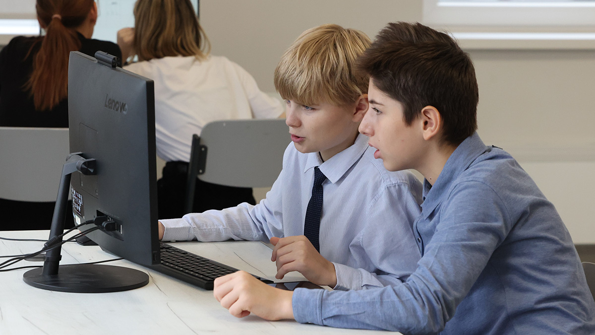 В РФ предложили приравнять учителей к полицейским и ввести оценку за поведение