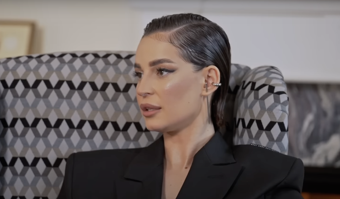 Солистка Artik & Asti вызвала бурю негодований в Сети, появившись в аксессуарах за несколько миллионов рублей