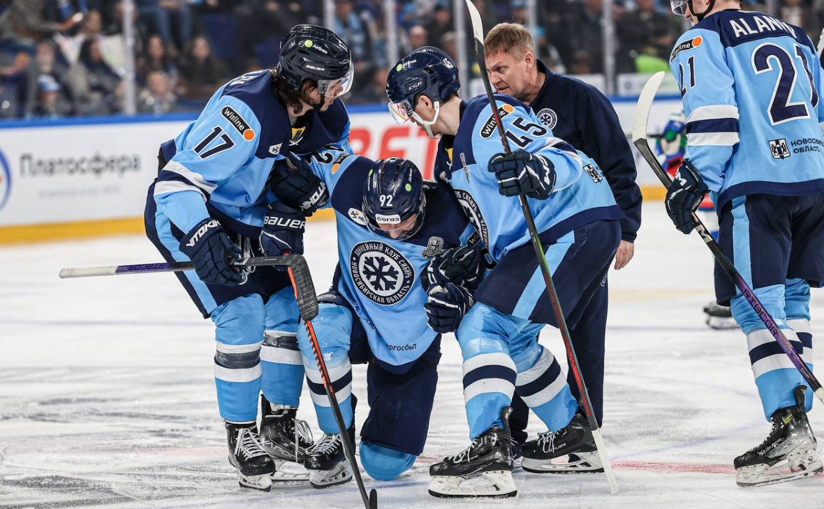 Кирилл Рассказов (в центре) (Телеграм-канал ХК «Сибирь»)