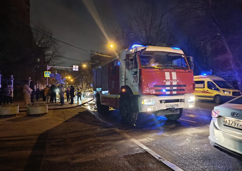 СК заинтересовался масштабным пожаром в здании бывшего завода в Москве