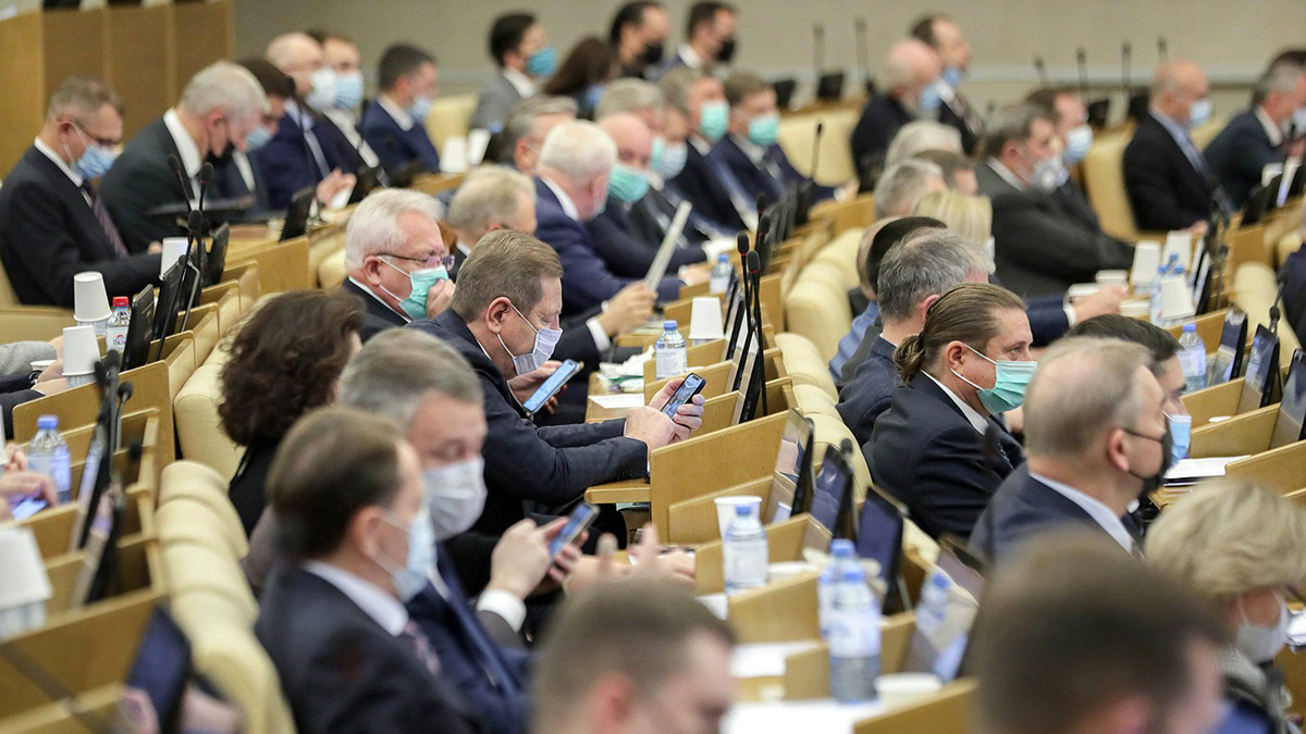 В СФ заступились за чиновников, которых хотят обязать уведомлять о планах на отпуск