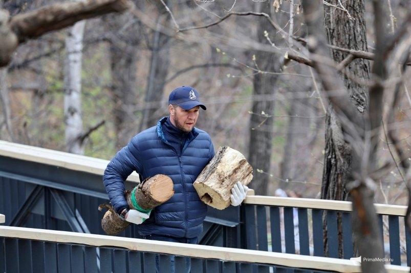 Во Владивостоке прошел субботник в парке на улице Кирова ИА PrimaMedia